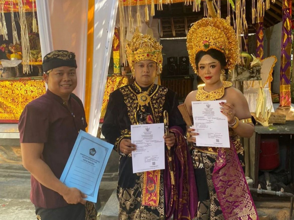 Dalung Smartvillage, Penyerahan KK, Akta Perkawinan dan (KTP) Baru di Banjar Gaji, Desa Dalung